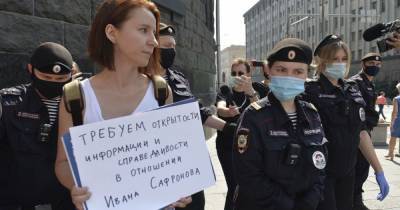 В России массово задерживают журналистов, которые устроили пикеты в поддержку арестованного Ивана Сафонова