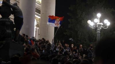 Демонстранты штурмовали здание сербского парламента