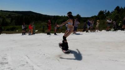 Готовь лыжи летом: в Хвалынске, несмотря на жару, покатались лыжники и сноубордисты.
