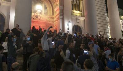 Протестующие штурмовали парламент Сербии