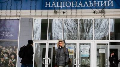 Украинские родители потребовали от СБУ проверять абитуриентов из Крыма и Донбасса