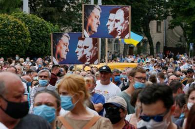 Жители Прикарпатья, Ровенщины и Харьковщины отправились в Киев на акцию поддержки Порошенко
