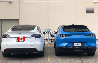 Фото: Tesla Model Y и Ford Mustang Mach-E «бок о бок»