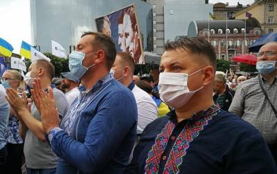 Тернопольский облсовет требует прекратить политические преследования Порошенко