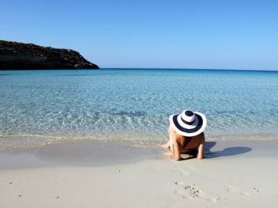 В Италии на пляже нудистов оштрафовали за неподобающее поведение в общественном месте
