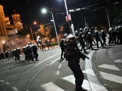 В столице Сербии начались массовые беспорядки после введения комендантского часа из-за коронавируса