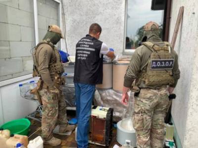 Изъяты килограмм амфетамина, 3 тонны прекурсоров: в Украине задержана группа наркоторговцев