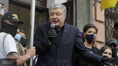 Порошенко принял участие в митинге в свою поддержку по дороге в суд