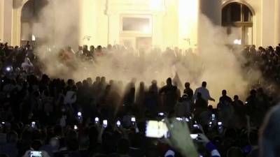 В Белграде тысячи протестующих попытались штурмом взять здание парламента