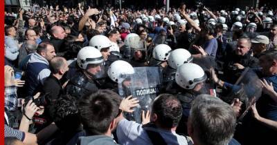 В Белграде протестующие против мер из-за COVID-19 прорвались в парламент