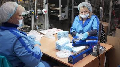 Мантуров заявил о снижении спроса на медицинские маски в России