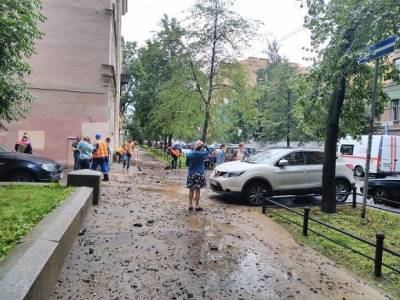 В Екатеринбурге фонтан кипятка среди ночи стал бить в окна многоквартирного дома (видео)