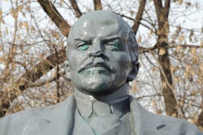 Памятник Ленину в Магадане превратили в восставшего из ада