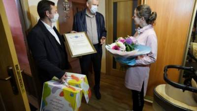 Александр Дрозденко навестил маму новорожденных тройняшек в Тосно