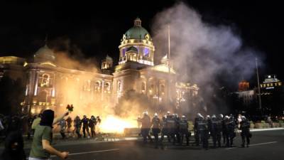 В ходе массовых беспорядков в Белграде пострадало 43 сотрудника полиции