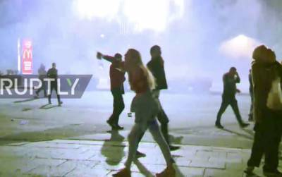 Не хотим карантина: в Белграде протестующие пытались штурмовать парламент - видео