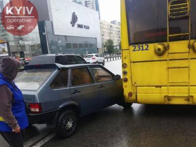 В Киеве возле Политеха легковушка врезалась в троллейбус: образовалась пробка