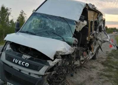 Погибший и 7 раненых: на трассе в ЯНАО маршрутка с заснувшим водителем в лоб влетела в «КамАЗ»