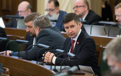 Надо скинуться на книжки про Буратино для министров: Домбровский оценил новый налог