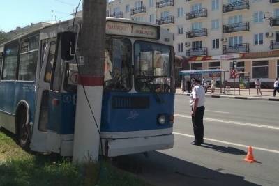 В Чебоксарах троллейбус с пассажирами врезался в столб, пострадали шестеро (видео)