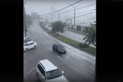 После аномальной жары в Краснодаре пошел дождь и затопил улицы
