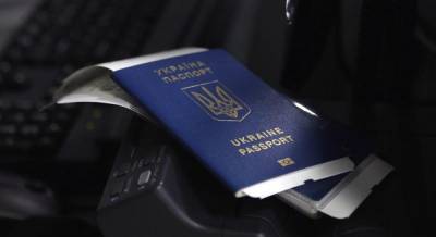 В закрытом для украинских туристов аэропорту Афин застряла еще одна украинка