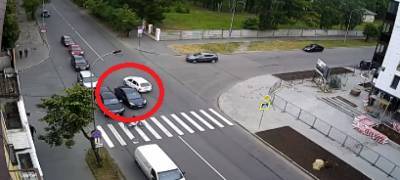 Водитель иномарки едва не сбил велосипедиста на переходе в Петрозаводске (ВИДЕО)