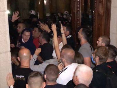 В Сети появилось видео попытки штурма парламента Сербии участниками беспорядков