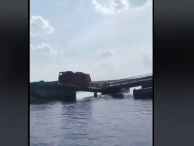 Под весом фуры в Николаевской области прогнулся понтонный мост