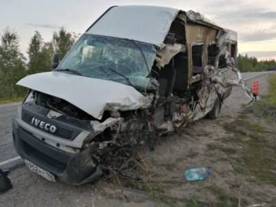 На Ямале столкнулись вахтовый автобус и "КамАЗ", есть погибший и пострадавшие
