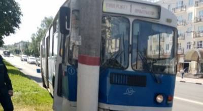 Троллейбус врезался в столб: видео и предварительная причина ДТП
