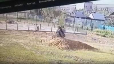 В Забайкалье мотоциклист сбил двухлетнего малыша, играющего в песке
