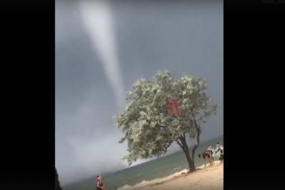 На побережье Кубани туристы спасаются от шторма и смерча