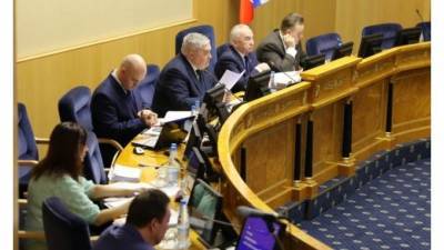Депутаты Ленобласти смогут не работать 6 дней в месяц