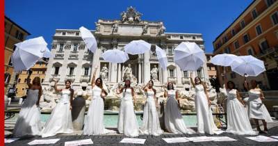 Невесты в Риме устроили пикет против ограничений на свадьбы
