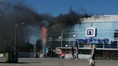 Крупный торговый центр полыхает в нефтяной столице Татарстана — видео
