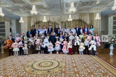 Минниханов поздравил многодетные семьи РТ с Днем семьи