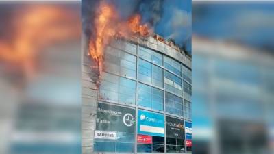 В Альметьевске частично сгорел крупнейший торговый центр
