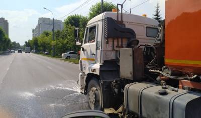 Из-за жары в Тюмени поливают дороги
