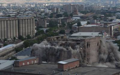 В Ереване сносят здание комбината "Дзюник Сарнаран" - видео подрыва