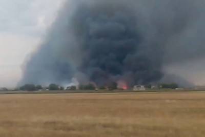 В Волгоградской области пожар перекинулся с поля с зерном на 10 жилых домов