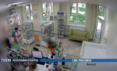 В Мозыре пьяный мужчина разбил головой витрину в аптеке, где закончилась настойка календулы — фото, видео