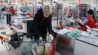 Социальные выплаты помогли восстановить спрос в России. Но это ненадолго