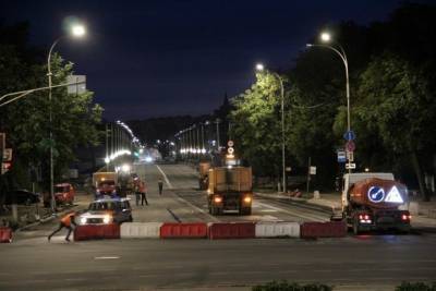 Псковские дорожники выходят ремонтировать Рижский проспект ночью