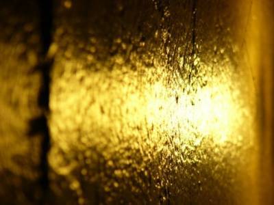 Цена на золото остается на максимуме с 2011 года на рисках по пандемии