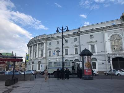 В Петербурге на Гостином дворе заметили автозак ОМОН и полицию (фото)