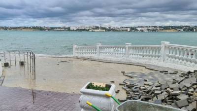 На пляже в Севастополе смыло недавно уложенную плитку - фото