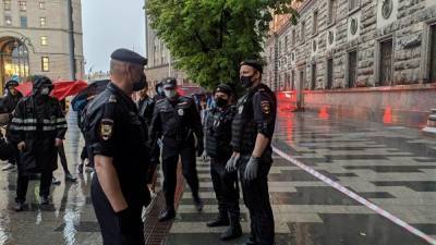 В Москве у здания ФСБ опять начались задержания