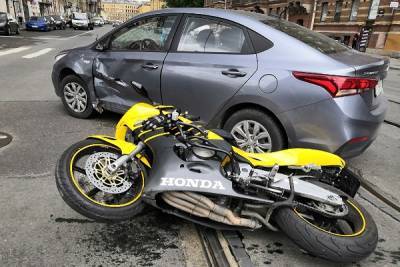 Легковой автомобиль сбил мотоциклиста на улице Марата