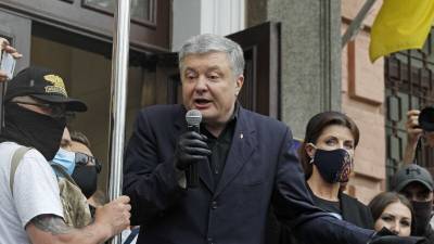 Порошенко забросали фальшивыми деньгами у здания суда в Киеве